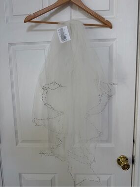 NWTs David’s Bridal Ivory Swarovski Beaded Edge Bridal Fingertip Veil on Comb